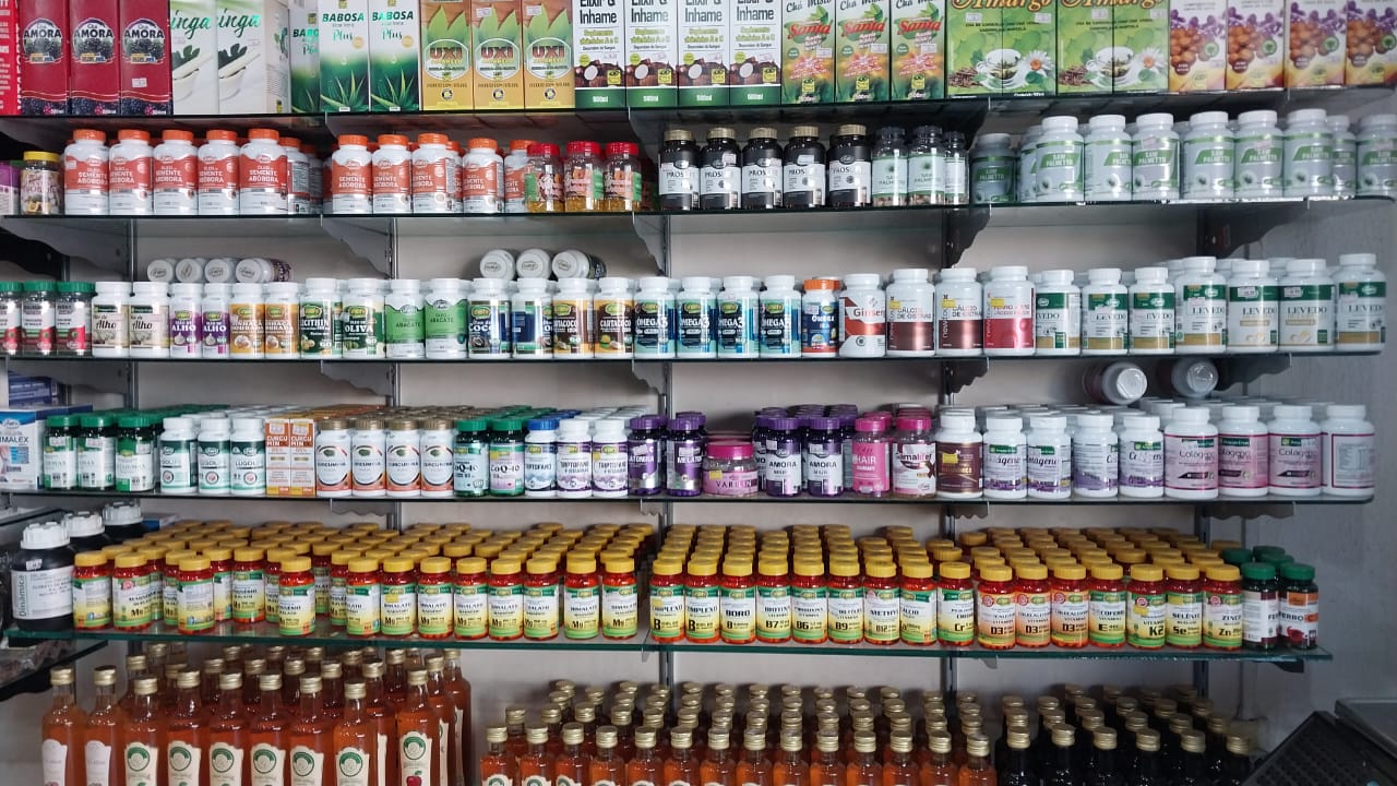 Prateleira de suplementos e produtos naturais